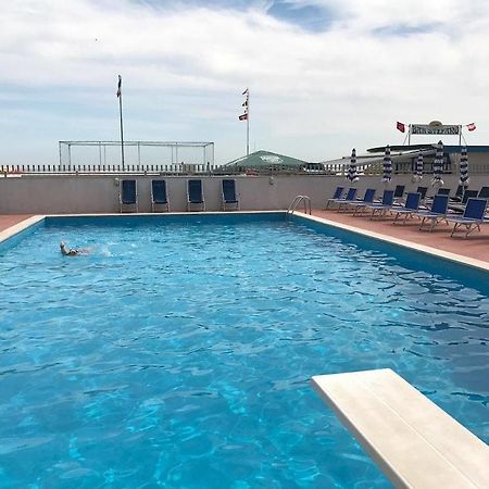 Hotel Majestic Пезаро Экстерьер фото