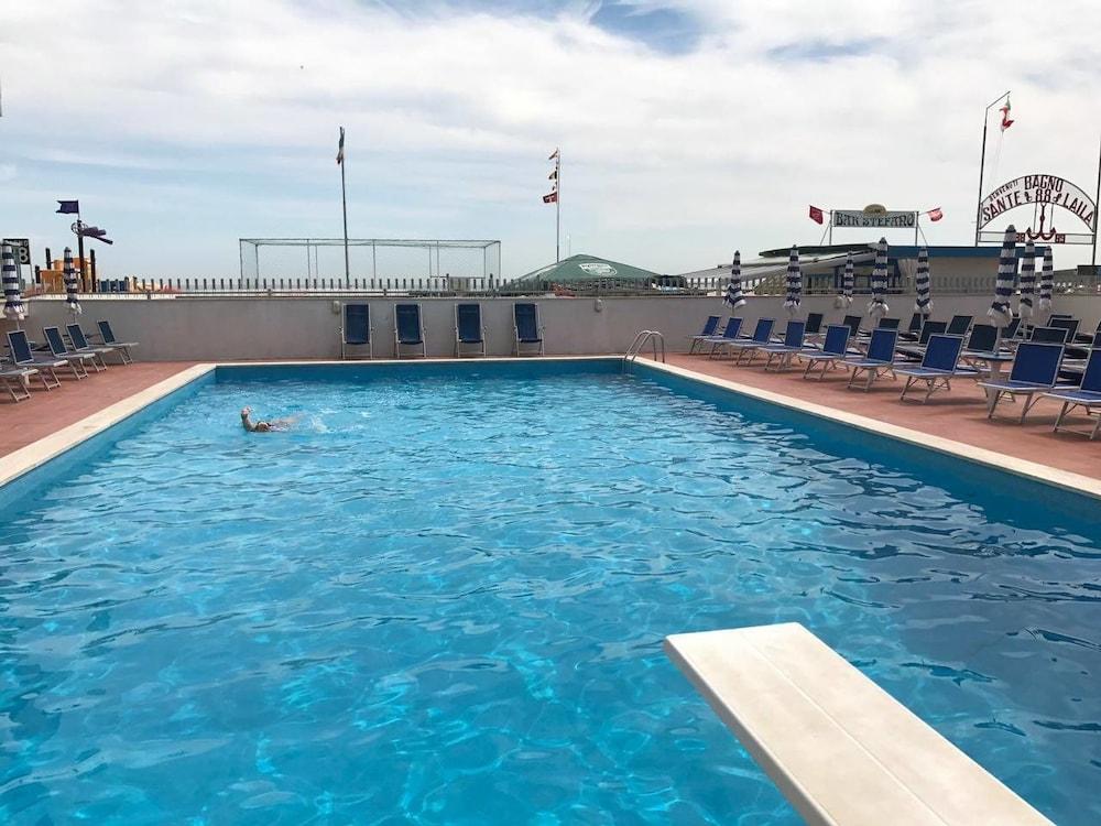 Hotel Majestic Пезаро Экстерьер фото